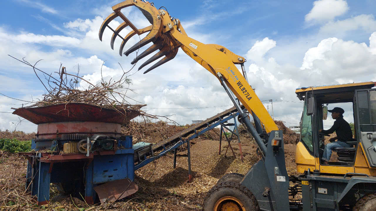 Để xử lý rác thải cây xanh, Công ty đang phối hợp với một đơn vị để thí điểm việc băm, xay nhỏ cành nhánh thành phế phẩm lâm nghiệp nhằm đảm bảo vệ sinh môi trường.