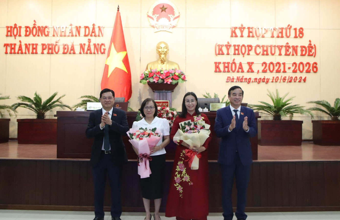 Bà Nguyễn Thị Anh Thi (thứ 2 từ phải qua) được bầu làm Phó Chủ tịch UBND TP. Đà Nẵng.