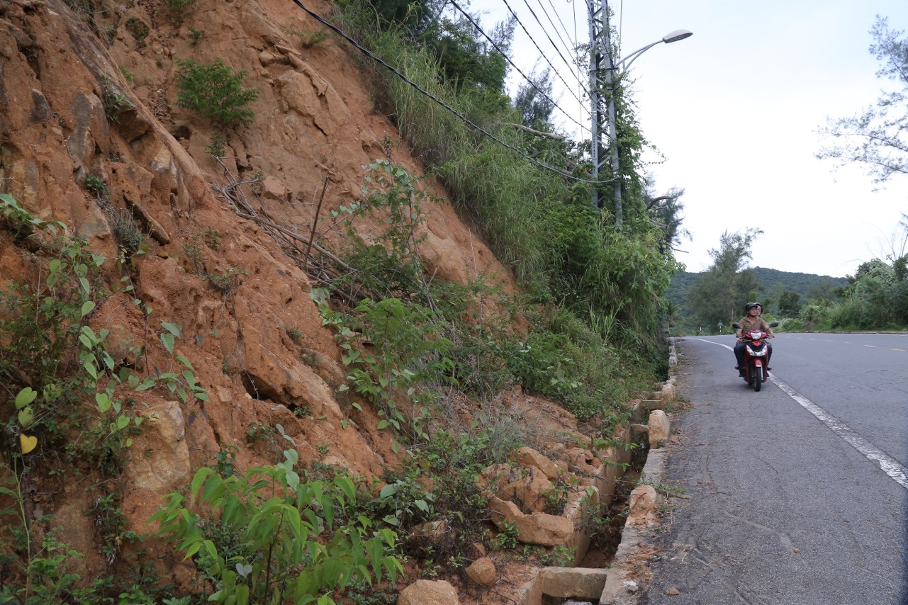 Do ảnh hưởng của đợt mưa lũ từ tháng 10/2022, đường lên bán đảo Sơn Trà bị ảnh hưởng nghiêm trọng. Đến nay, nhiều khu vực vẫn đang trong tình trạng sạt lở, xói mòn đất đá có thể tràn xuống đường nếu có mưa lớn.