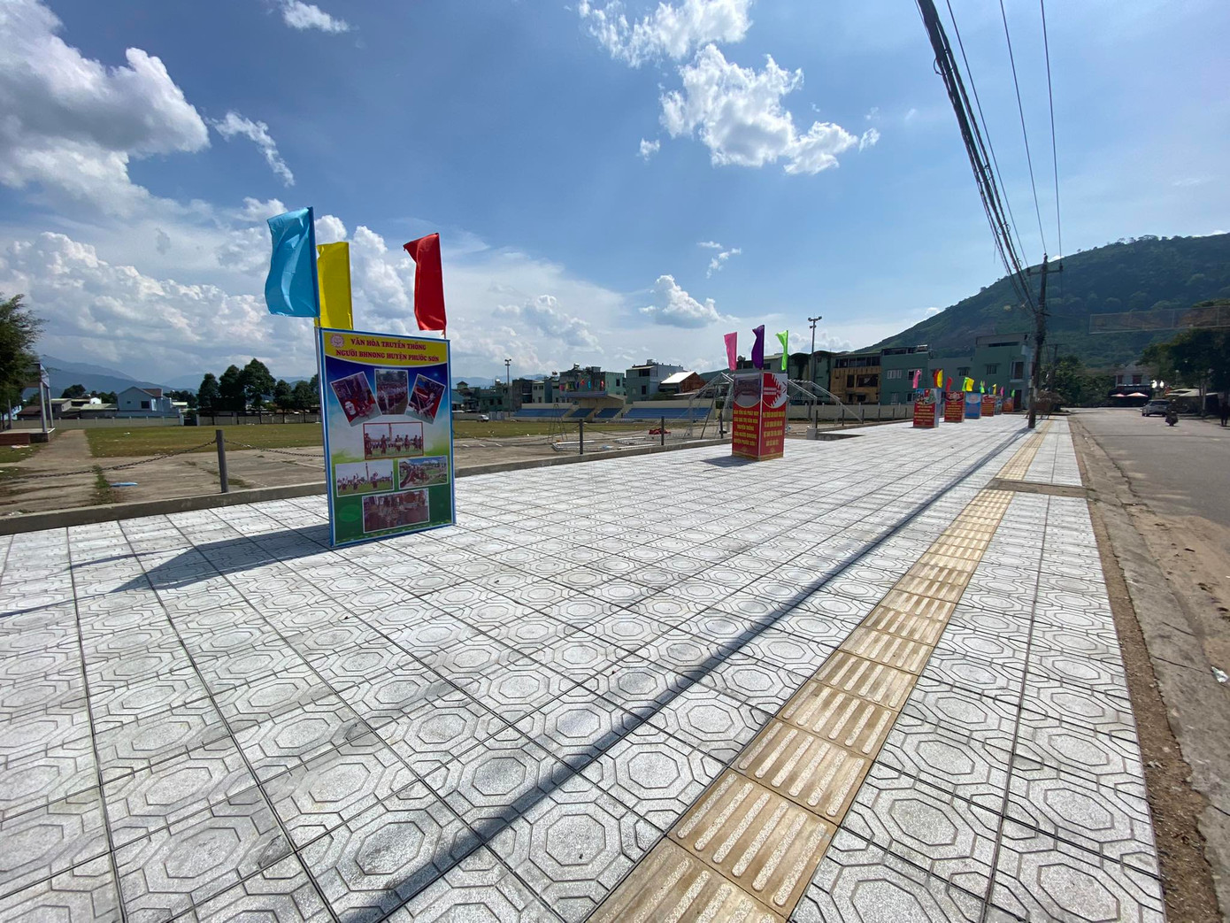 Sau khi chặt hàng cây Sao Đen khu vực trước sân vận động huyện Phước Sơn trơ trụi, nắng nóng. Sau khi chặt hàng cây Sao Đen khu vực trước sân vận động huyện Phước Sơn trơ trụi, nắng nóng.