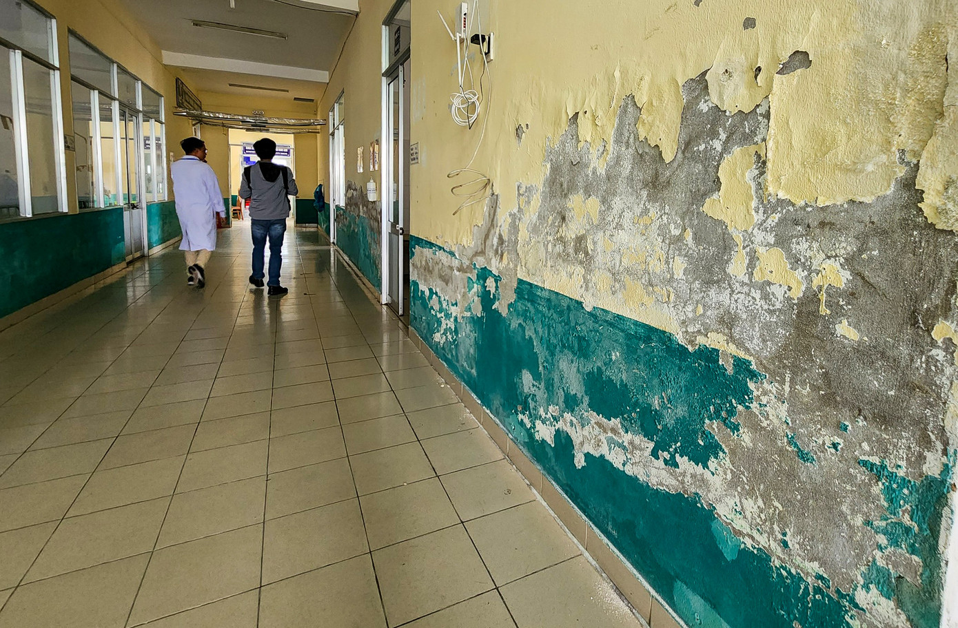 Nhiều người dân khi vào viện, chứng kiến bệnh viện xuống cấp, tồi tàn đã ngay lập tức xin chuyển viện.