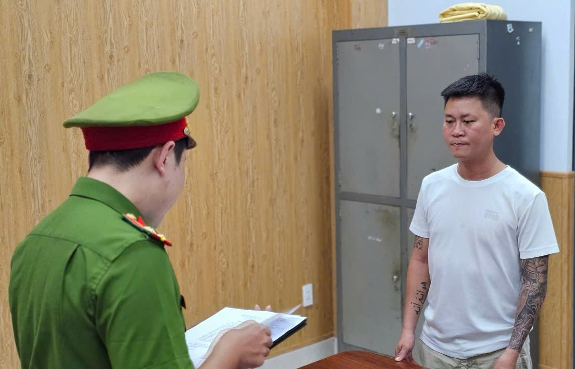 Đối tượng Phạm Công Lộc được di lý về Đà Nẵng để phục vụ công tác điều tra. Đối tượng Phạm Công Lộc được di lý về Đà Nẵng để phục vụ công tác điều tra.