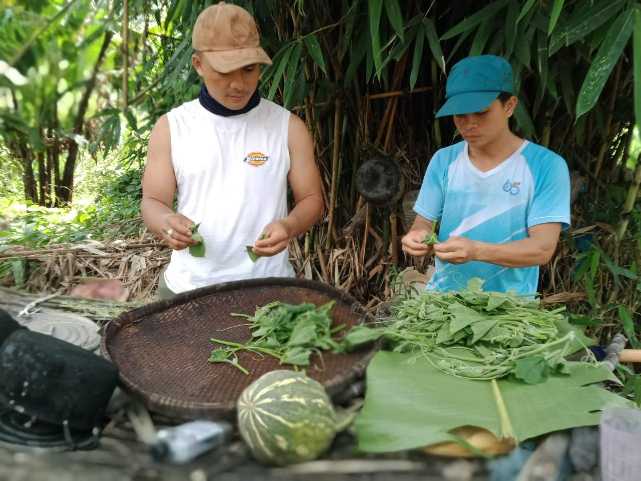 Các bạn trẻ thay nhau nấu nướng trong những ngày ở lại Pêtapot giúp dân dựng nhà. Mái ấm biên cương được dựng lên trong niềm vui không chỉ của gia chủ mà còn là niềm vui chung của cả đội tình nguyện vì sau nhiều gian khổ, công trình đã về đích đúng tiến độ.