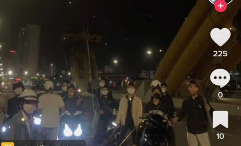 Hình ảnh nhóm thanh thiếu niên xách vũ khí, đứng tạo dáng ở cầu Rồng Đà Nẵng. Hình ảnh nhóm thanh thiếu niên xách vũ khí, đứng tạo dáng ở cầu Rồng Đà Nẵng.