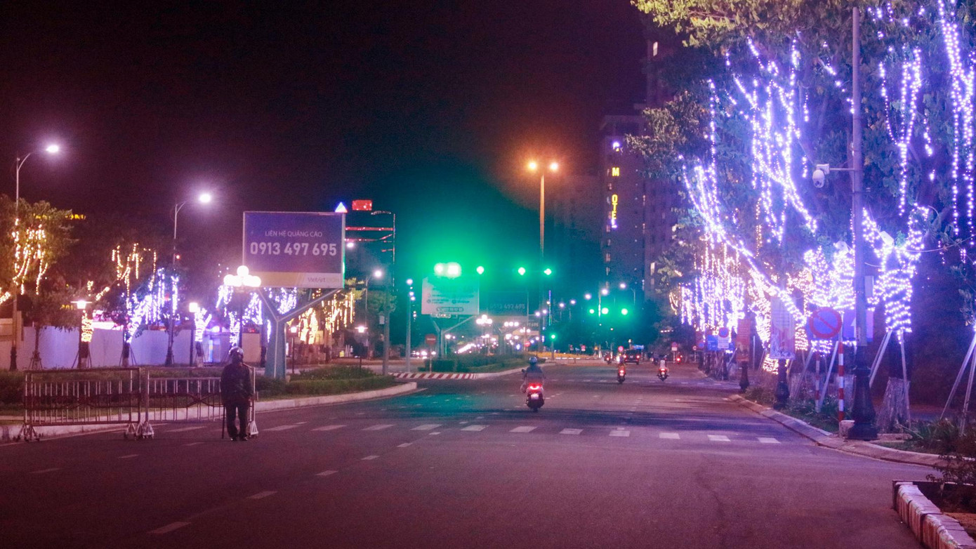 Những con đường vốn tấp nập, nhộn nhịp thưa vắng người qua lại. Người dân ra đường phải có cần có giấy đi đường theo mẫu quy định chung của TP. Những con đường vốn tấp nập, nhộn nhịp thưa vắng người qua lại. Người dân ra đường phải có cần có giấy đi đường theo mẫu quy định chung của TP.