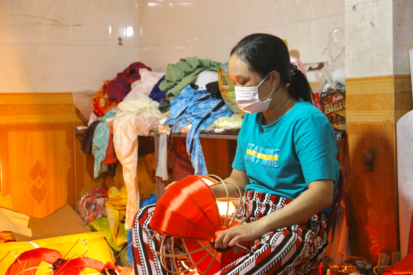 Để làm một chiếc đèn lồng cần 2 công đoạn chính là làm khung và bọc vải, đòi hỏi phải vô cùng tỉ mỉ và khéo léo. Nghề làm đèn lồng ở Hội An có tuổi đời hàng trăm năm và được vinh danh là 1 trong 9 làng nghề truyền thống tiêu biểu của Việt Nam. Đèn lồng không những góp phần tạo nên thương hiệu và vẻ đẹp riêng cho phố cổ Hội An mà còn giữ vững được nét đẹp văn hóa, giá trị làng nghề truyền thống tại đây.