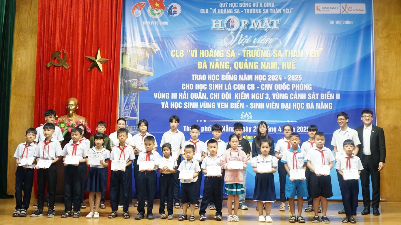 Trao học bổng cho con em của cán bộ chiến sĩ Vùng 3 Hải quân, Vùng Cảnh sát biển 2, Chi đội Kiểm ngư 3.