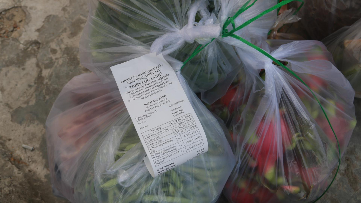 Các đơn hàng được chia đều, kèm phiếu tính tiền cụ thể. Người dân được khuyến khích thanh toán qua tài khoản ngân hàng nhằm hạn chế giao dịch tiền mặt.