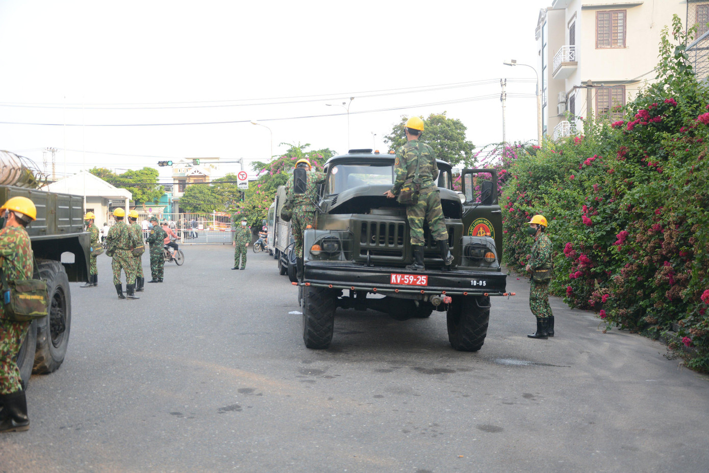 Công việc được tiến hành hết sức khẩn trương. Đà Nẵng đang trong cao điểm của công tác phòng, chống dịch khi trên địa bàn xuất hiện nhiều ổ dịch, bùng phát và lây lan nhiều ca bệnh.