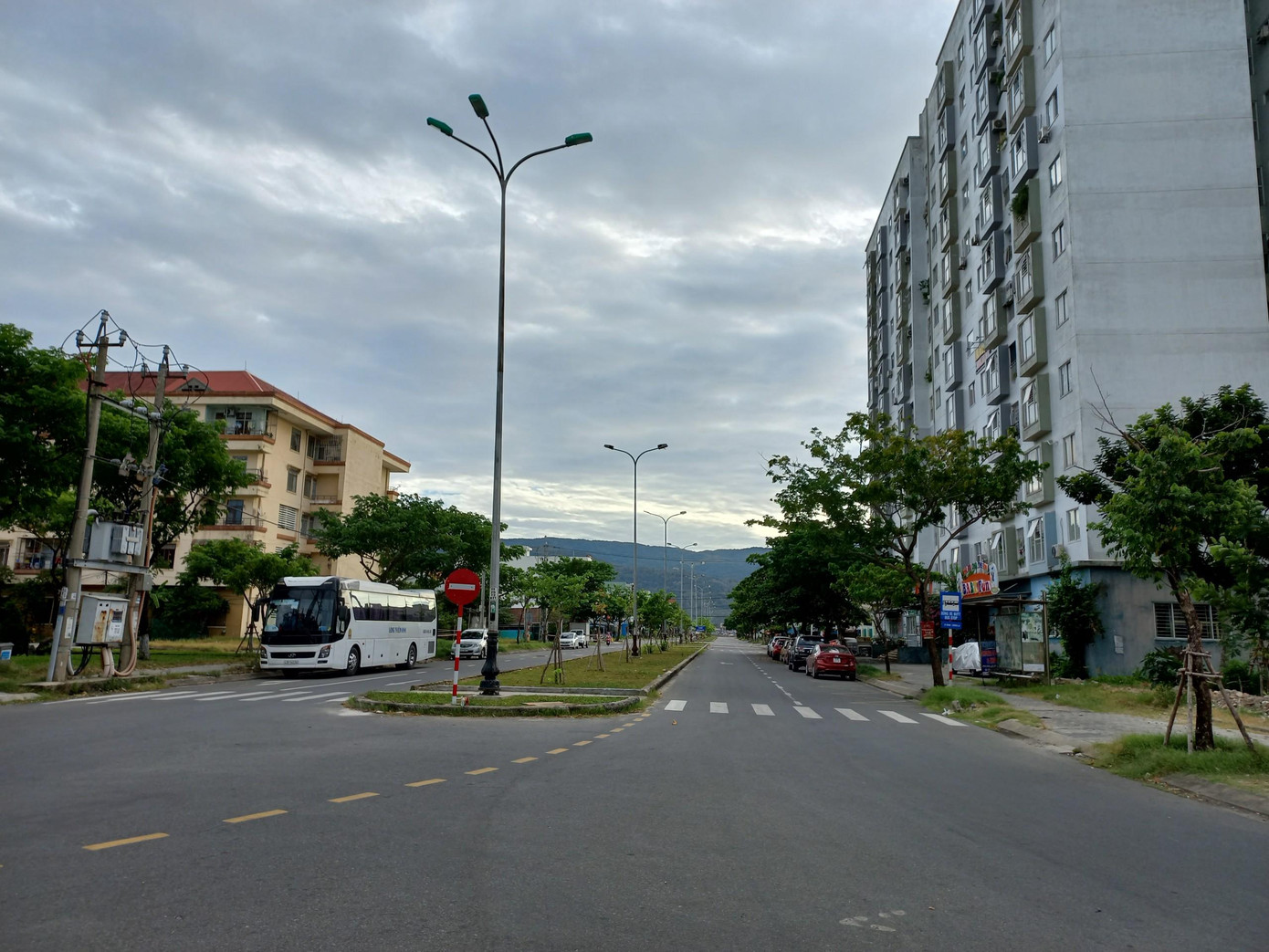 Các ngả đường trên địa phường vắng lặng, người dân chấp hành nghiêm quy định của địa phương trong phòng chống dịch COVID-19. Các trường hợp vi phạm sẽ bị lực lượng chức năng địa phương xử lý theo quy định.