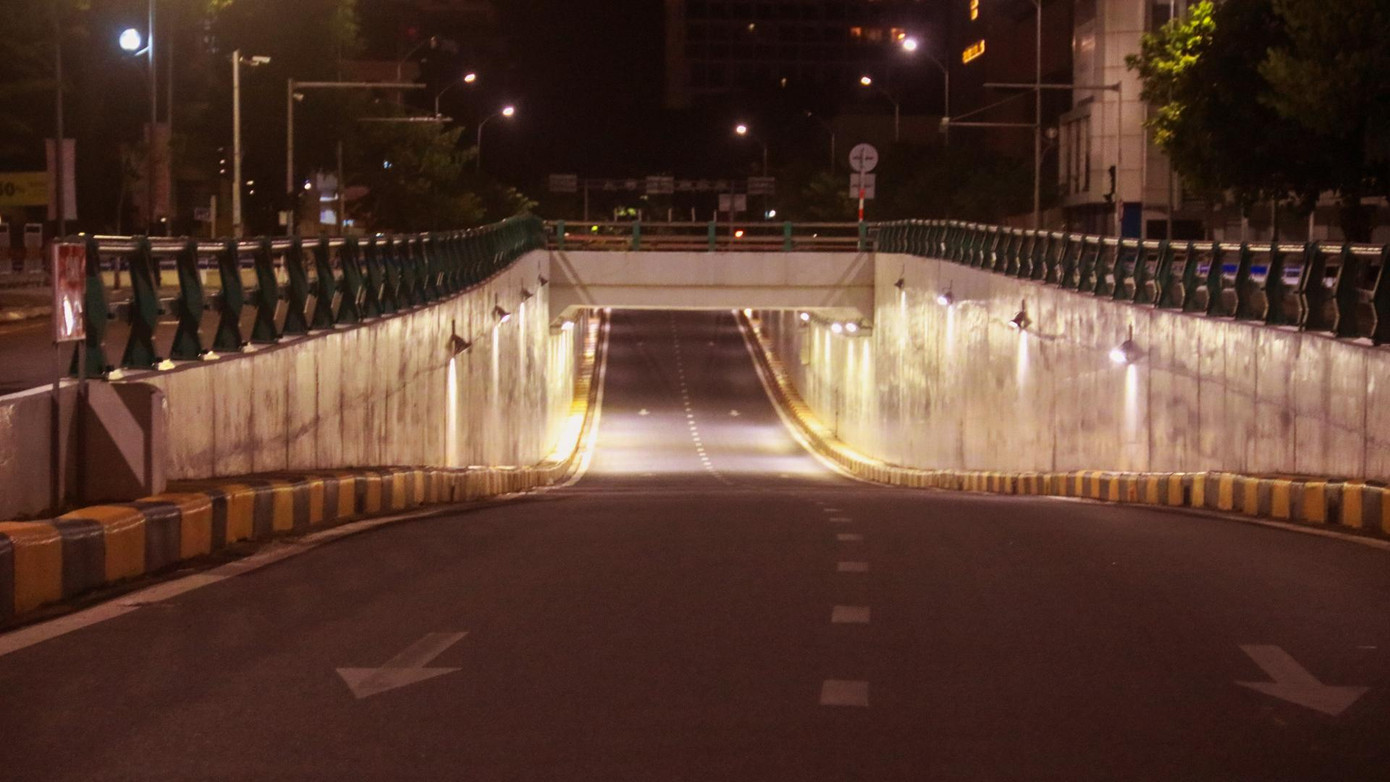 Hầu chui trên đường Trần Phú ở bờ tây cầu quay sông Hàn lúc 19h tối ngày 31/7. Hầu chui trên đường Trần Phú ở bờ tây cầu quay sông Hàn lúc 19h tối ngày 31/7.