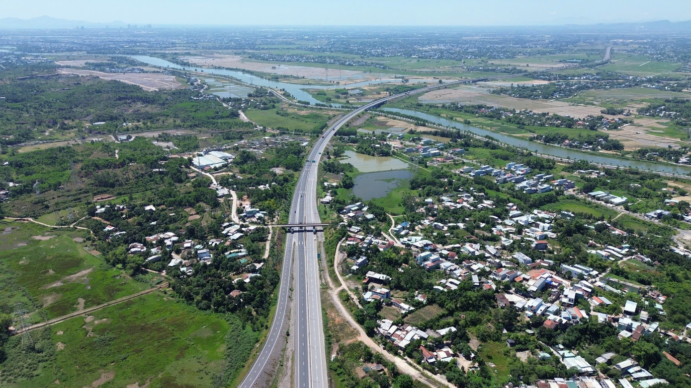 Trước đó, ngày 13/5, Phó Thủ tướng Trần Hồng Hà ký quyết định giao UBND TP Đà Nẵng tiếp nhận và quản lý nút giao quốc lộ 14B với cao tốc Đà Nẵng - Quảng Ngãi. Đây là điểm giao thông then chốt kết nối tuyến cao tốc Hòa Liên - Túy Loan, cao tốc Đà Nẵng - Quảng Ngãi và QL 14B. Theo đó, TP Đà Nẵng có trách nhiệm tiếp nhận, đầu tư hoàn chỉnh và tổ chức vận hành nút giao này đúng theo quy hoạch được duyệt. Việc quản lý phải đảm bảo đồng bộ về tải trọng, lưu lượng và phương tiện với các tuyến cao tốc liên vùng. Ngoài ra, TP Đà Nẵng phải bố trí nguồn lực phù hợp, lập dự án đầu tư và thực hiện đúng các quy định pháp lý liên quan.