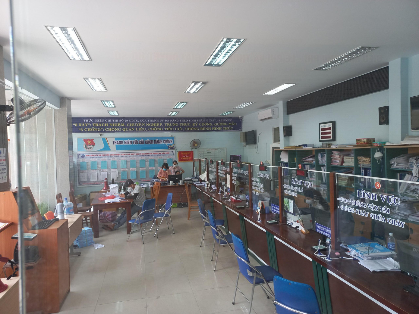 Phòng giao dịch một cửa tại trụ sở UBND phường Nại Hiên Đông những ngày địa phương phải phong toả, cách ly y tế phòng chống dịch. Trước đó, ngày 1/8, UBND quận Sơn Trà ban hành Quyết định thiết lập vùng cách ly y tế để phòng, chống dịch bệnh COVID-19 trên địa bàn phường Nại Hiên Đông.