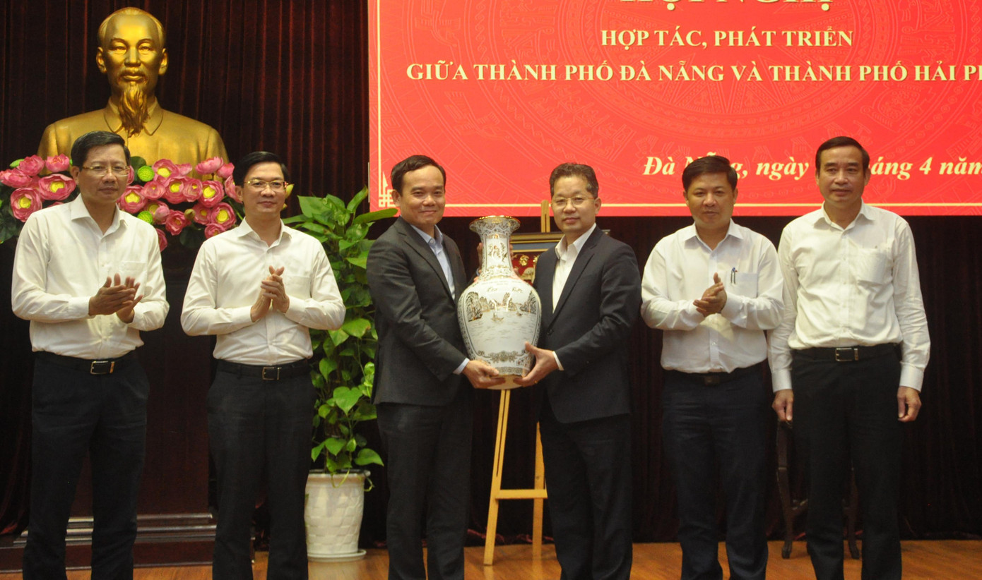Lãnh đạo TP Đà Nẵng và TP Hải Phòng tặng quà lưu niệm tại hội nghị.