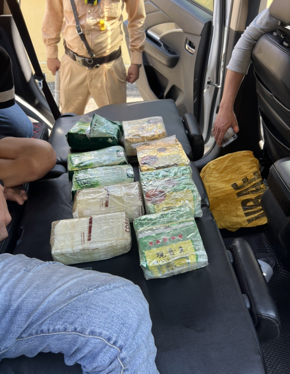 9 bao nilong bên trong chứa ma túy được Công an thu giữ. 9 bao nilong bên trong chứa ma túy được Công an thu giữ.