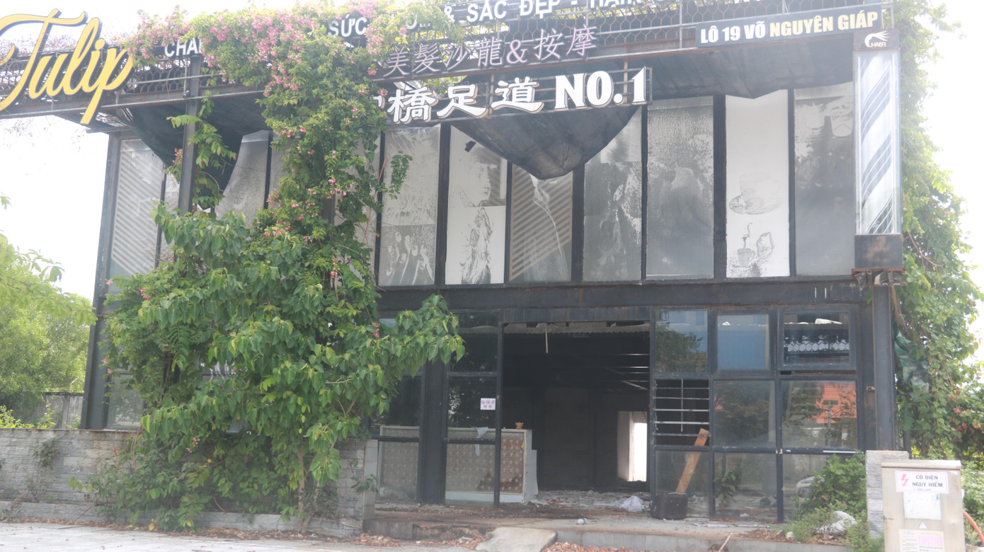 Một cơ sở chăm sóc sắc đẹp trước đây đông khách nay bỏ hoang.