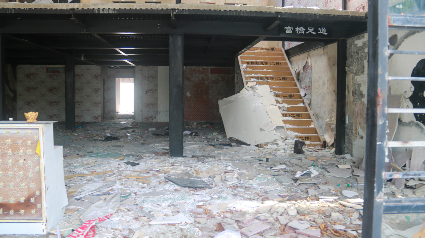 Một cơ sở bỏ hoang dọc phố du lịch này.