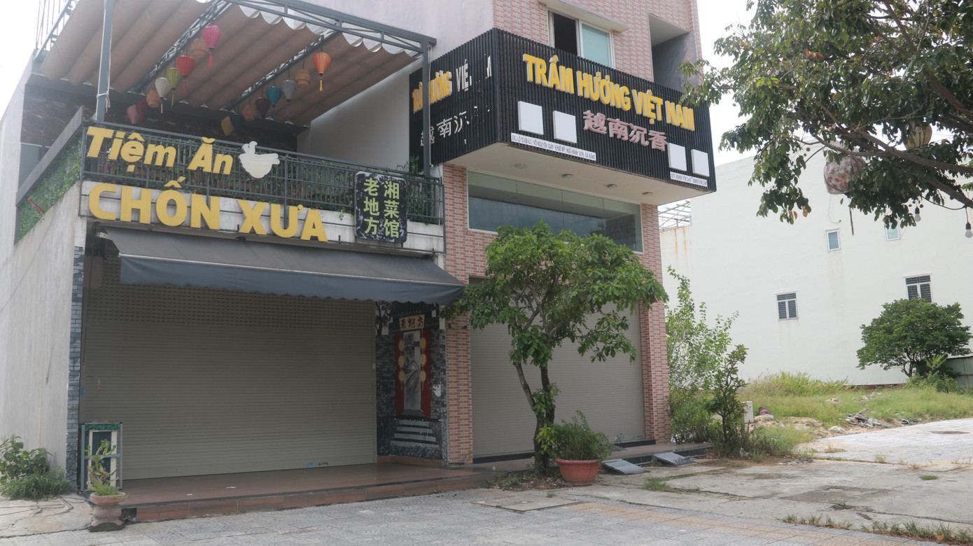 Anh N.X.T chủ một cơ sở kinh doanh ăn uống trên tuyến đường này cho biết: "Trước đây, khi khách nước ngoài đến Đà Nẵng nhiều, trong đó có khách Trung Quốc, cơ sở anh làm ăn phát đạt. Dịch bùng phát, khách không còn nên đành đóng cửa. Đến nay, lượng khách chưa phục hồi nên chưa thể mở cửa trở lại".