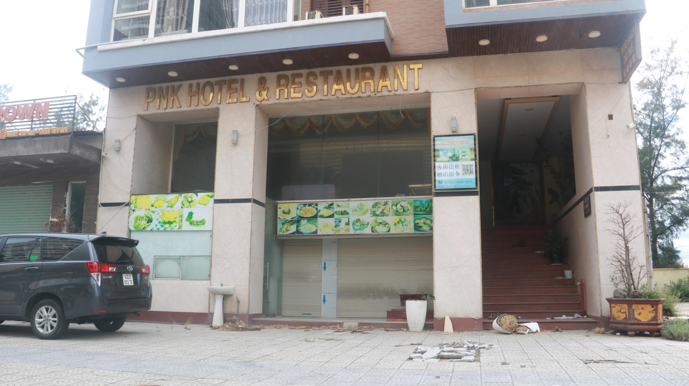 Cảnh hoang toàn trước một khách sạn trên tuyến phố Võ Nguyên Giáp.