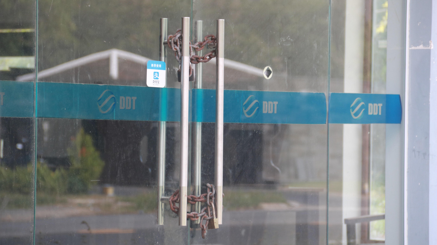 Cảnh khoá cửa, cài then dễ thấy dọc tuyến phố này.