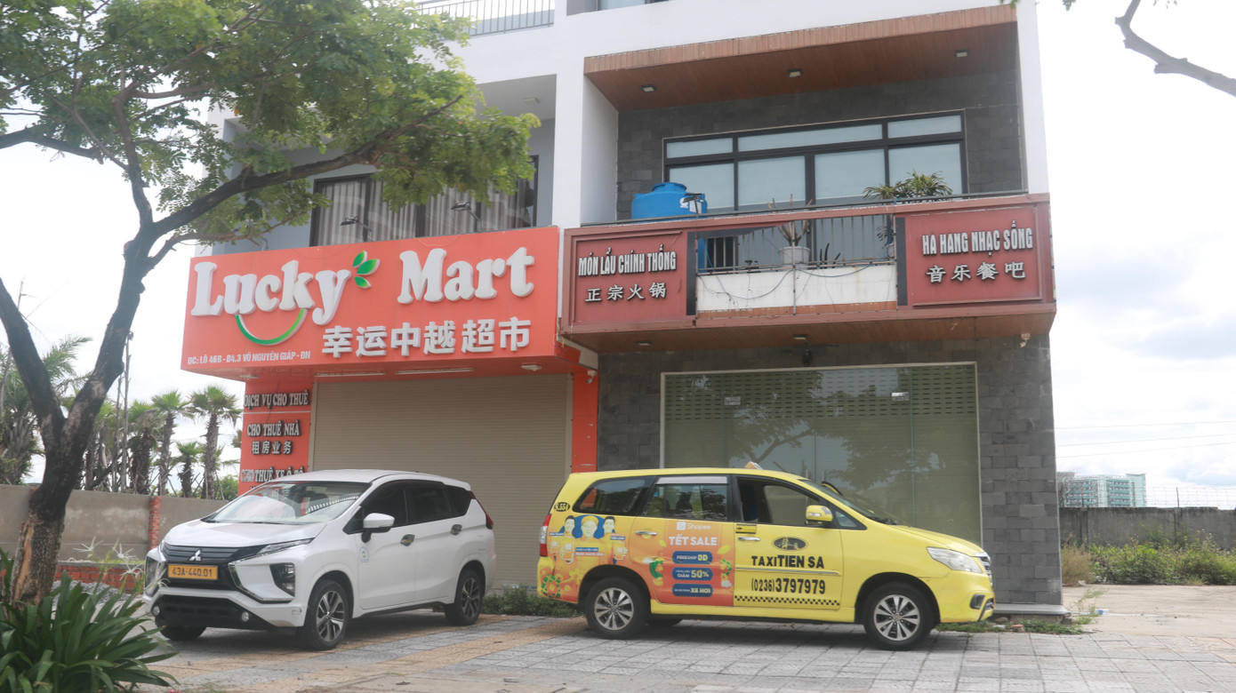 Theo ghi nhận, trên tuyến đường dài khoảng 2km tuyến đường Võ Nguyên Giáp hệ thống các nhà hàng gần như bỏ hoang đã hơn 2 năm nay dù Đà Nẵng mở cửa hoàn toàn để đón du khách quốc tế, trong đó có thị trường khách Trung Quốc.