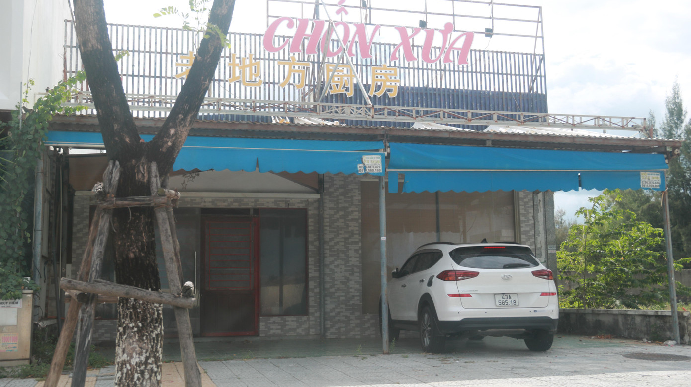 Các cơ sở kinh doanh ăn uống, bán hàng lưu niệm trên tuyến đường được mệnh danh là "Phố Tàu" đóng cửa, bỏ hoang đã hơn 2 năm nay