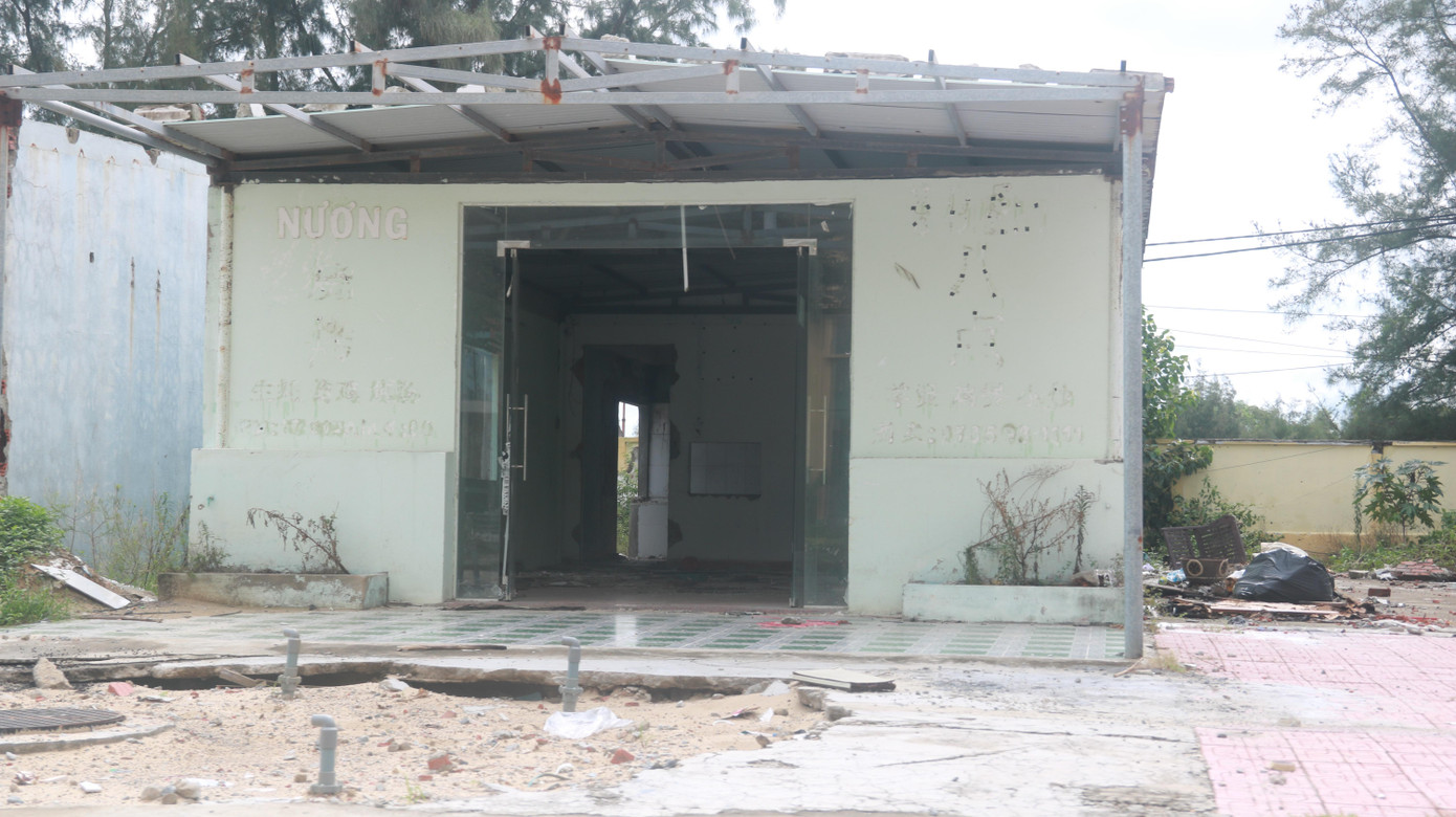 Một cửa hàng ăn uống bỏ hoang 2 năm nay, bên trong là cảnh nhếch nhác.