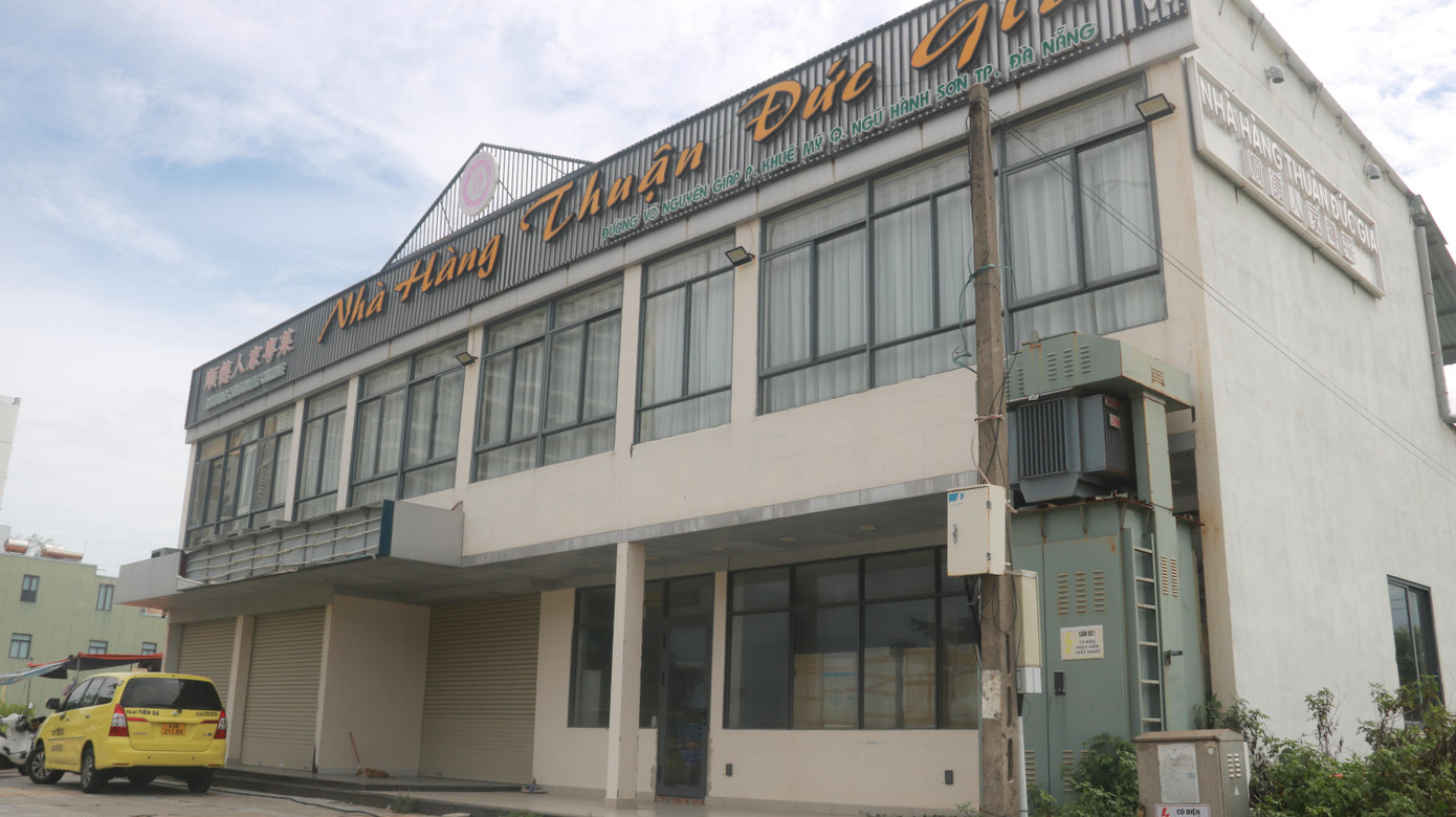 Nhà hàng này từng là địa điểm tấp nập khách, nhưng từ khi dịch COVID-19 bùng phát đã phải đóng cửa. Đến nay, vẫn chưa thể phục hồi vì chưa có khách.