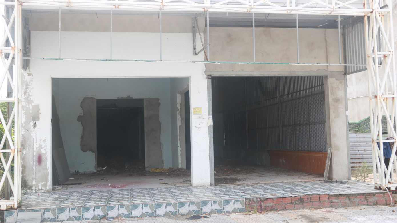 Một cửa hàng bỏ hoang, không người trông nom.