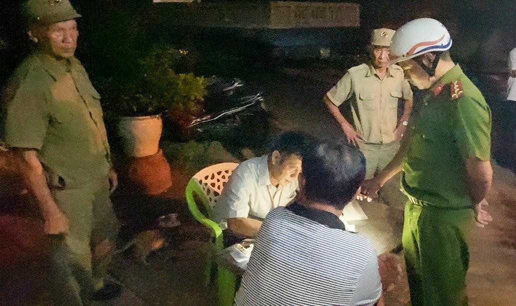 Tiến hành lập biên bản một trường hợp vi phạm gây ô nhiễm tiếng ồn ở khu dân cư.