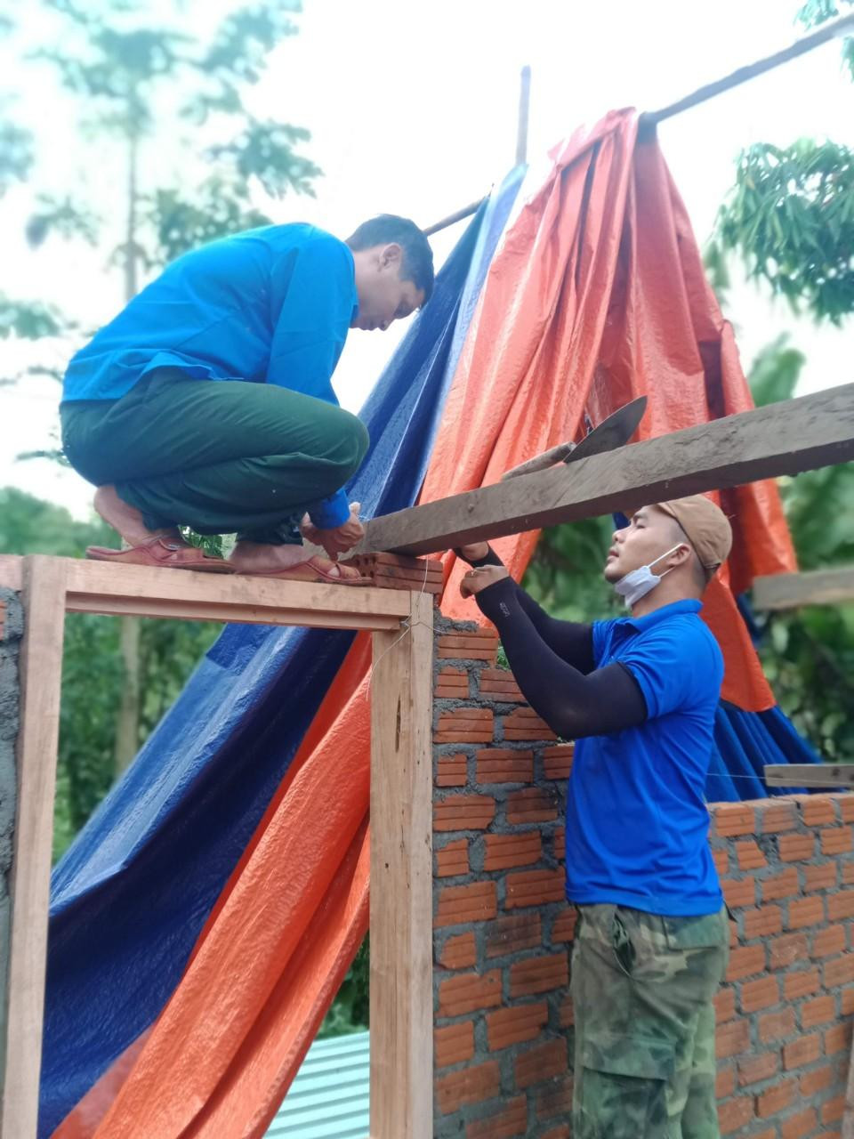 Các bạn trẻ tỉ mẩn xây dựng phần thô ngôi nhà.