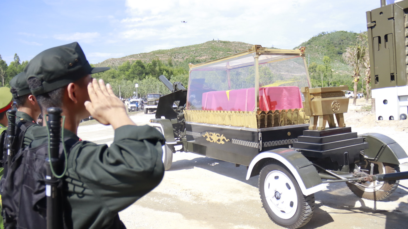 Đứng đợi gần nơi an nghỉ cuối cùng của nguyên Chủ tịch nước Trần Đức Lương, bà Nguyễn Thị Minh Trí (70 tuổi, trú Phổ Thạnh, thị xã Đức Phổ, tỉnh Quảng Ngãi) cho biết, bà cùng tất cả người dân quê hương Đức Phổ vô cùng thương tiếc khi nghe tin nguyên Chủ tịch nước Trần Đức Lương qua đời.