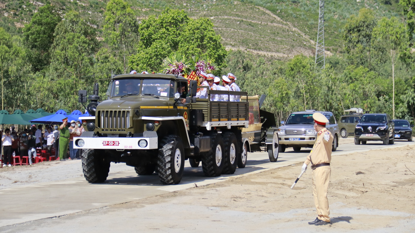 Đoàn xe tiến vào bên trong nơi thực hiện nghi lễ an táng.