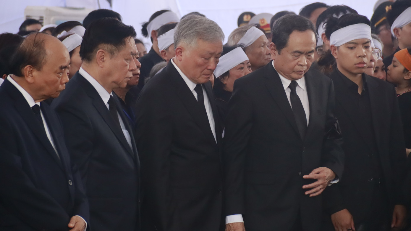 Dự lễ an táng nguyên Chủ tịch nước Trần Đức Lương có Ủy viên Bộ Chính trị, Chủ tịch Quốc hội Trần Thanh Mẫn; Ủy viên Bộ Chính trị, Phó Thủ tướng Thường trực Chính phủ Nguyễn Hòa Bình; Ủy viên Bộ Chính trị, Trưởng ban Tuyên giáo và Dân vận Trung ương Nguyễn Trọng Nghĩa, cùng nhiều lãnh đạo Đảng, Nhà nước; nguyên lãnh đạo Đảng, Nhà nước; đại diện các cơ quan, đoàn thể, địa phương, đơn vị, lực lượng vũ trang nhân dân và đông đảo người dân địa phương.