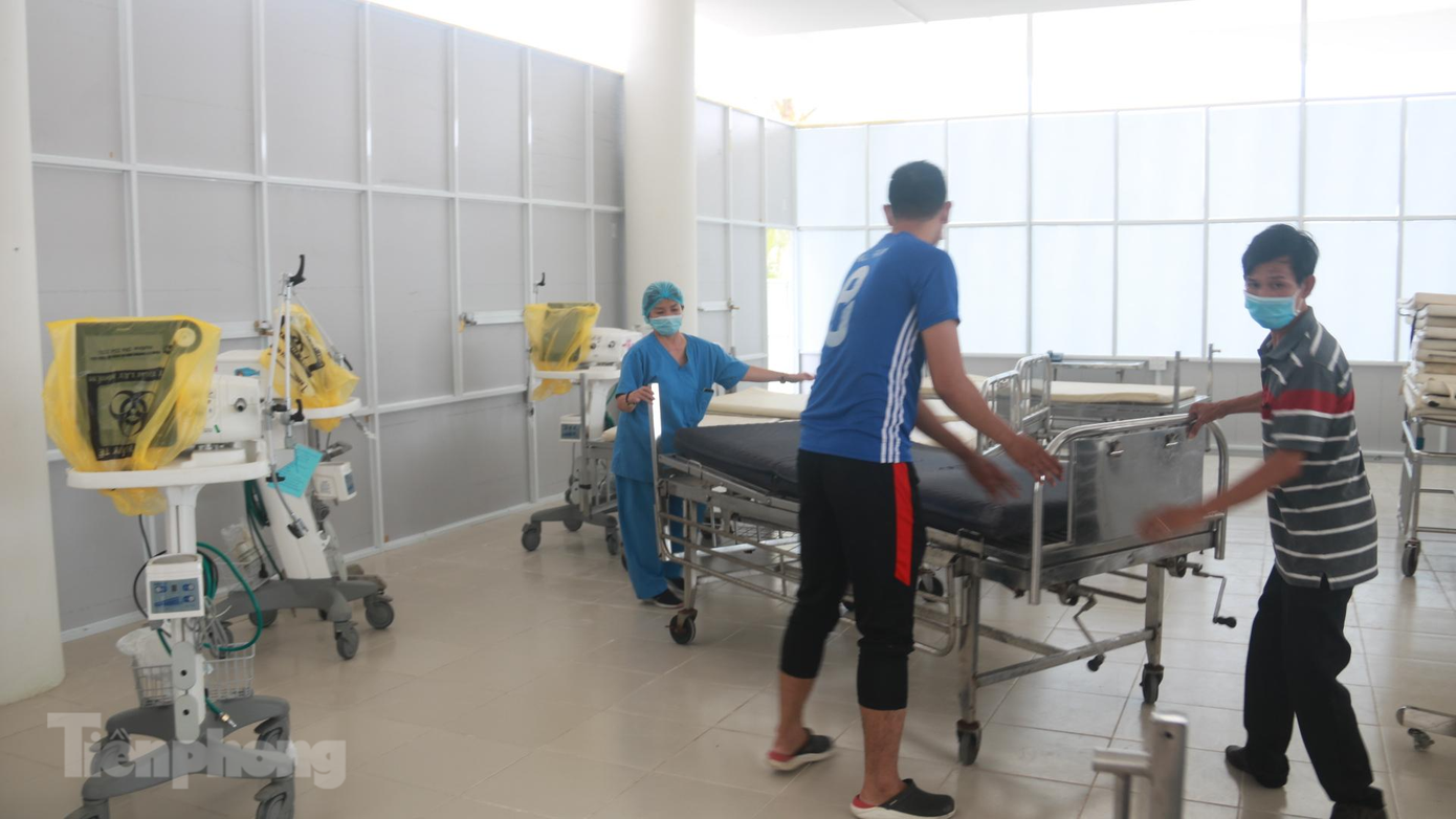 Giường bệnh và trang thiết bị, máy móc hiện đại đã được đưa tới khu ký túc xá để lắp đặt. Ảnh: Nguyễn Thành Giường bệnh và trang thiết bị, máy móc hiện đại đã được đưa tới khu ký túc xá để lắp đặt. Ảnh: Nguyễn Thành