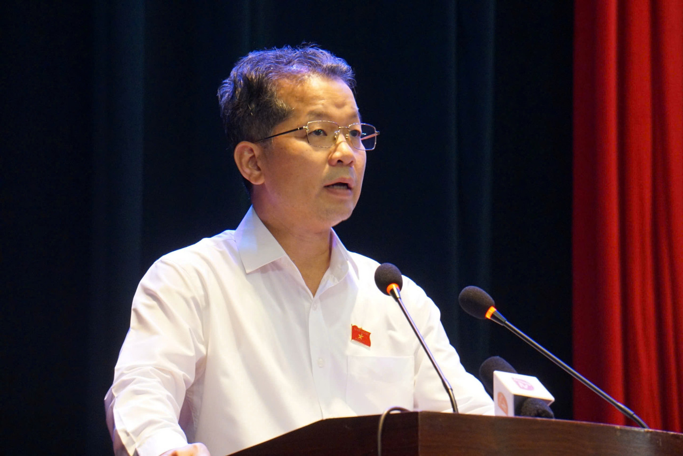 Ông Nguyễn Văn Quảng, Bí thư Thành ủy, Trưởng đoàn ĐBQH TP. Đà Nẵng chia sẻ tại buổi tiếp xúc cử tri.