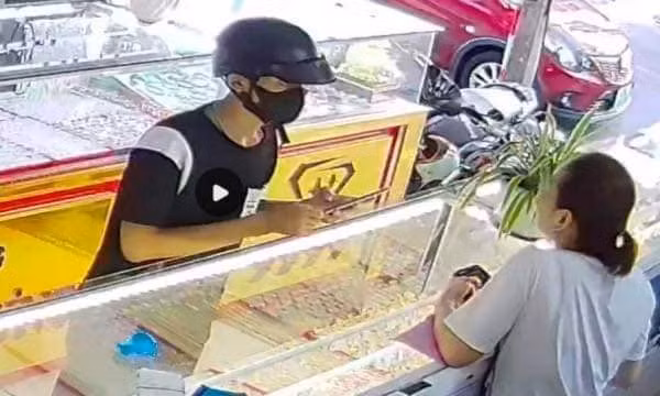 Đối tượng thực hiện vụ cướp được camera an ninh ghi lại.
