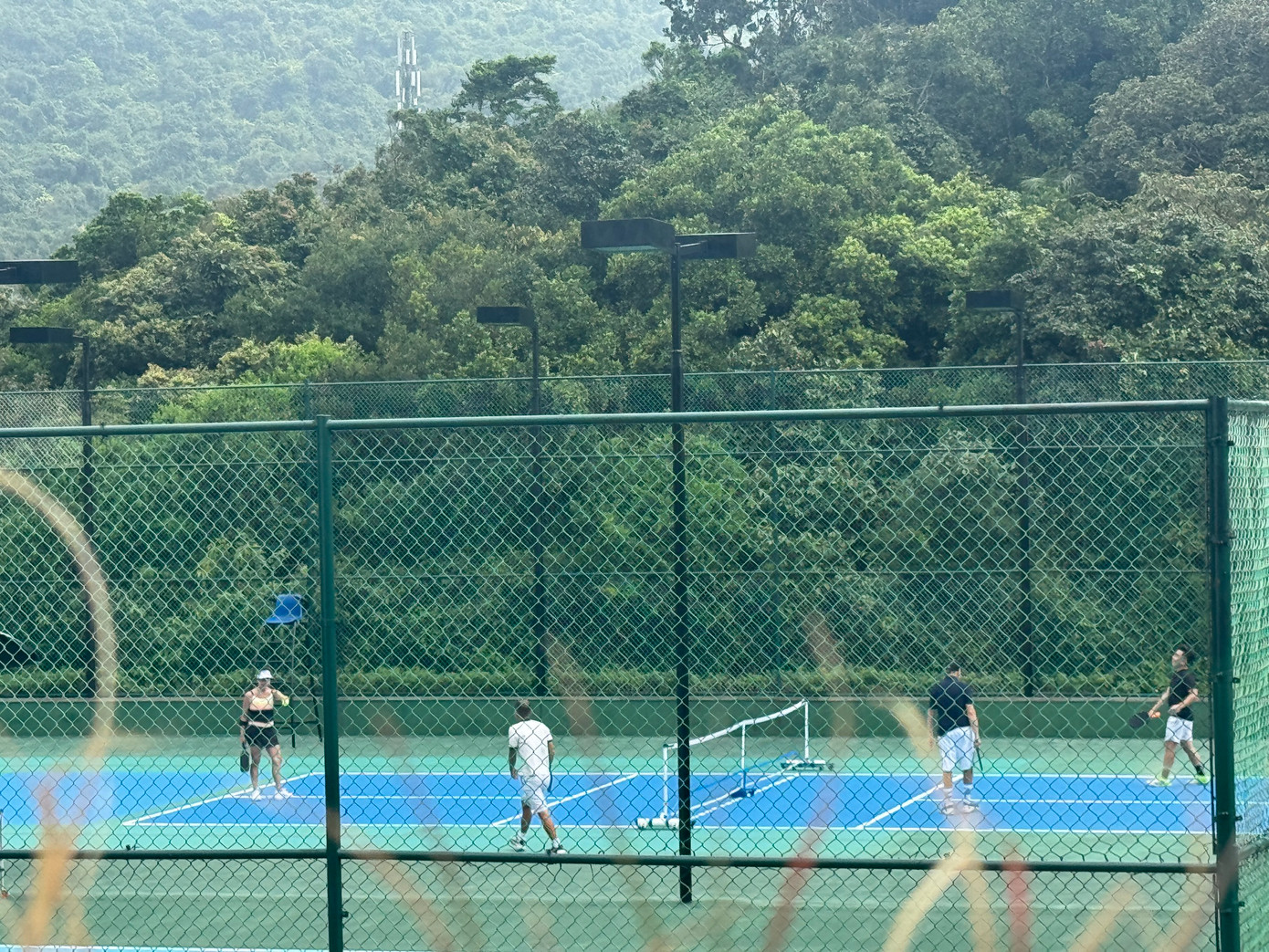 Hình ảnh ghi lại cảnh tỷ phú Bill Gates và bạn gái chơi thể thao ở Sơn Trà.