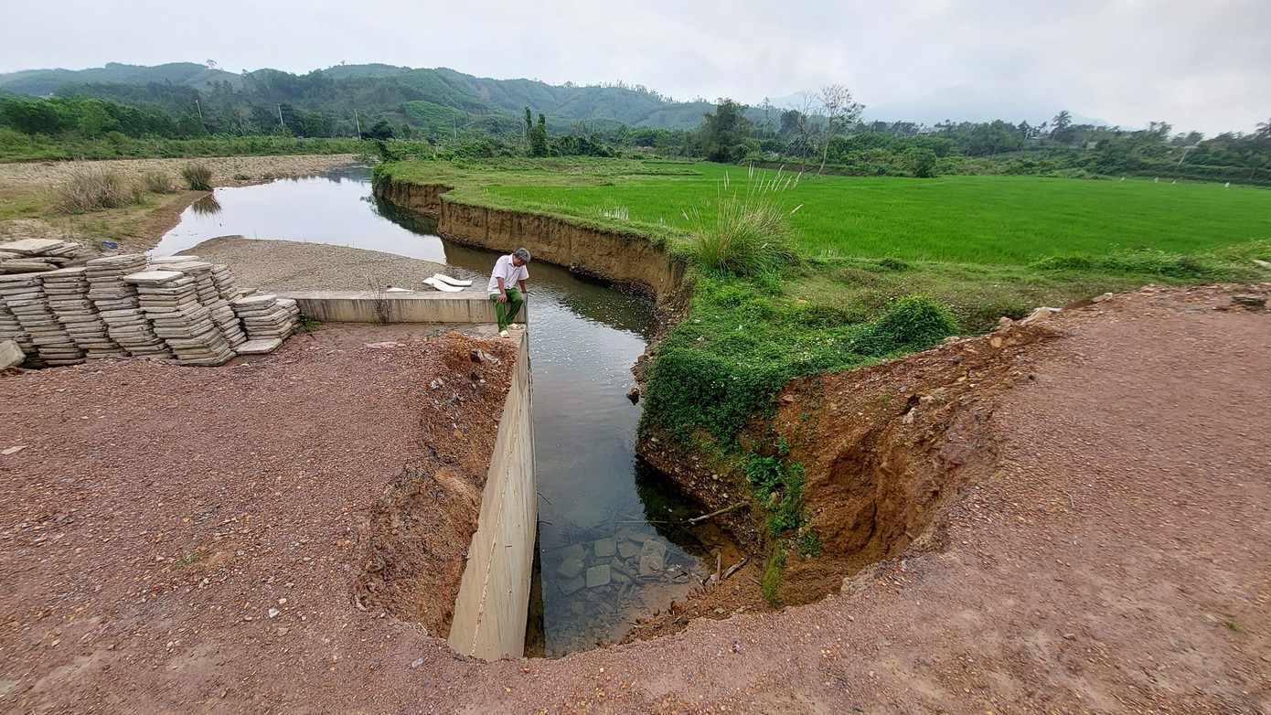 Tại vị trí cống Km14+624 xói lở nghiêm trọng làm trôi đất sản xuất của các hộ dân ở hạ lưu. Chính quyền địa phương đã có văn bản kiến nghị chủ đầu tư. Vừa qua chủ đầu tư dự án đã có văn bản gửi địa phương lấy ý kiến để điều chỉnh mở rộng một số vị trí phần đất thu hồi để xử lý hạ tầng kỹ thuật dự án. Tại vị trí cống Km14+624 xói lở nghiêm trọng làm trôi đất sản xuất của các hộ dân ở hạ lưu. Chính quyền địa phương đã có văn bản kiến nghị chủ đầu tư. Vừa qua chủ đầu tư dự án đã có văn bản gửi địa phương lấy ý kiến để điều chỉnh mở rộng một số vị trí phần đất thu hồi để xử lý hạ tầng kỹ thuật dự án.