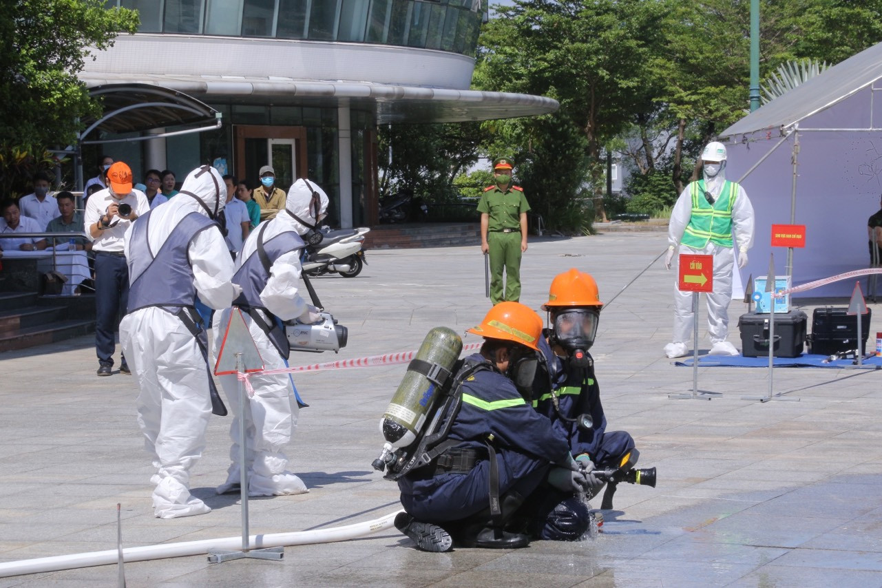 Kịch bản ứng phó kéo dài trong 1 giờ, gồm 2 phần. Phần 1 trình chiếu đoạn phim khoảng 10 phút về sự cố cháy tại cơ sở sản xuất đồng vị phóng xạ và Khoa Y học hạt nhân. Phần 2 là diễn tập ứng phó sự cố, chữa cháy, thu hồi nguồn phóng xạ, tẩy xạ, kiểm tra y tế cho nạn nhân và các thành viên tham gia ứng phó.