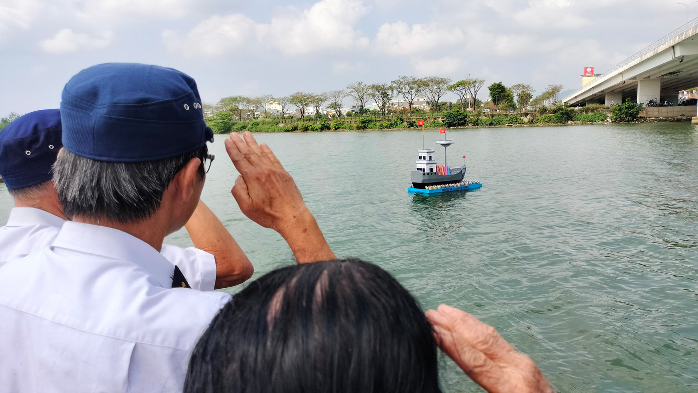 Mô hình tàu HQ604 được thả xuống sông Hàn, hướng ra biển Đông.