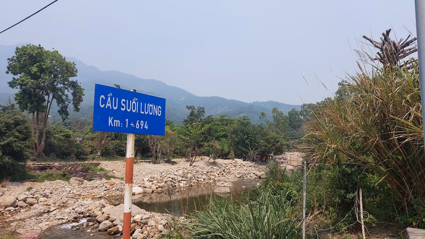 Ở khu vực suối Lương thuộc phường Hòa Hiệp Bắc, quận Liên Chiểu (TP Đà Nẵng) hiện có hơn 10 điểm, khu du lịch tự phát. Để làm du lịch, các hộ kinh doanh đã bất chấp, chặn dòng chảy của suối Lương để xây dựng các hạng mục công trình kiên cố phục vụ khách khi chưa được cơ quan chức năng cho phép.