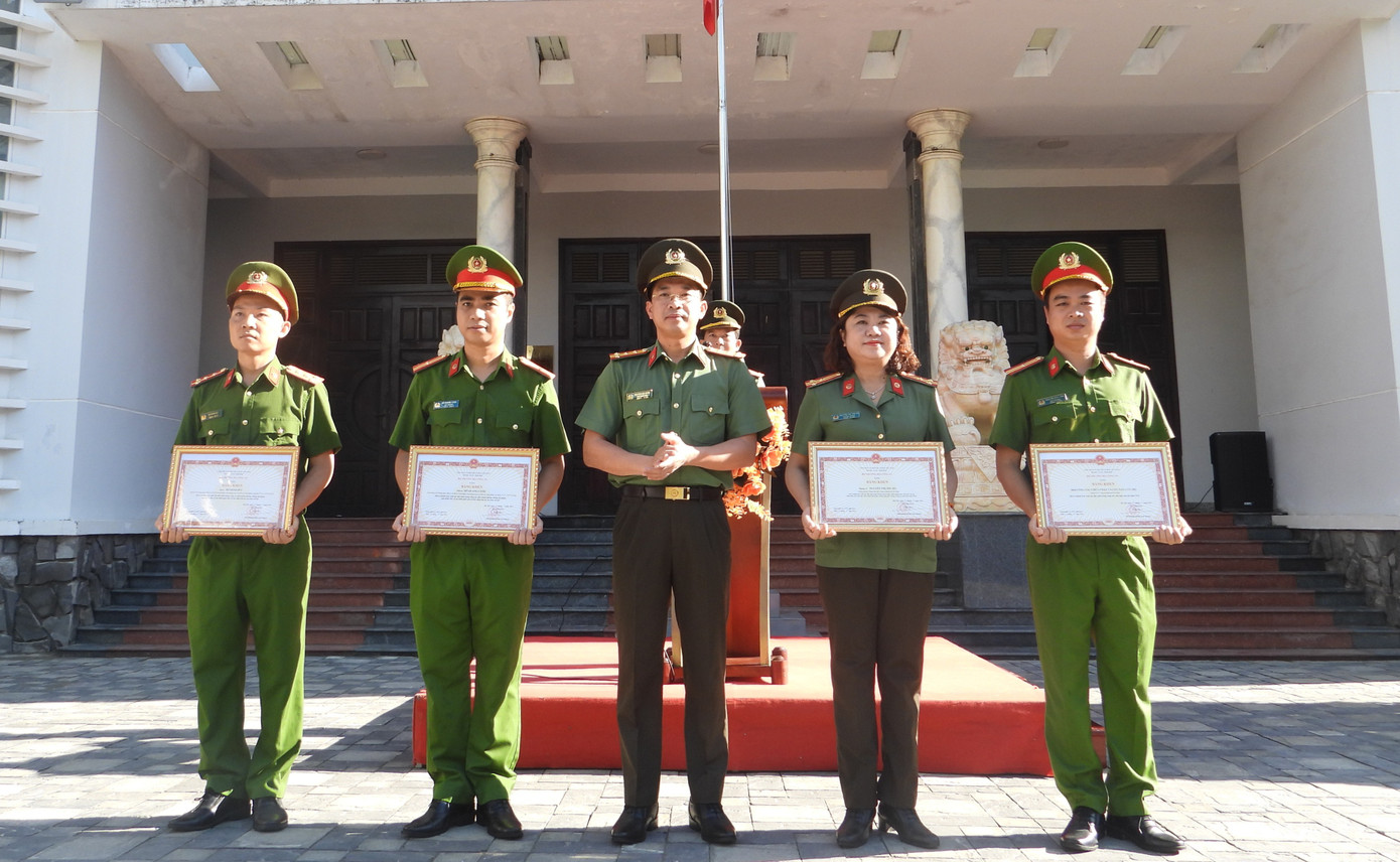 Đại tá Nguyễn Đại Đồng (Phó giám đốc Công an TP Đà Nẵng) trao Bằng khen của Bộ trưởng Bộ Công an cho các cá nhân có thành tích xuất sắc thời gian qua. Đại tá Nguyễn Đại Đồng (Phó giám đốc Công an TP Đà Nẵng) trao Bằng khen của Bộ trưởng Bộ Công an cho các cá nhân có thành tích xuất sắc thời gian qua.