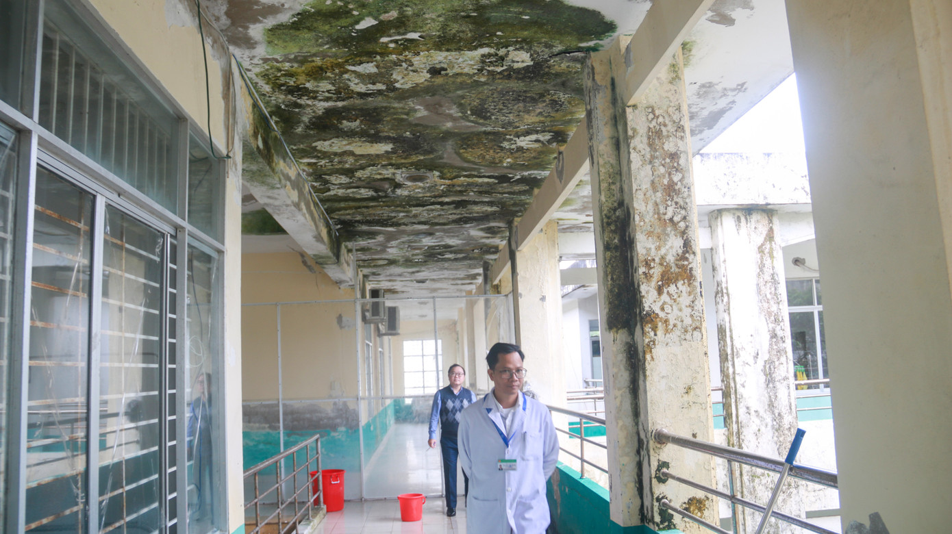 Trong khi đó, tầng trên cùng, nước chảy trên đầu y bác sĩ, người dân. Nước thấm khiến mốc rêu xanh cả mảng trần hành ở hành lang.