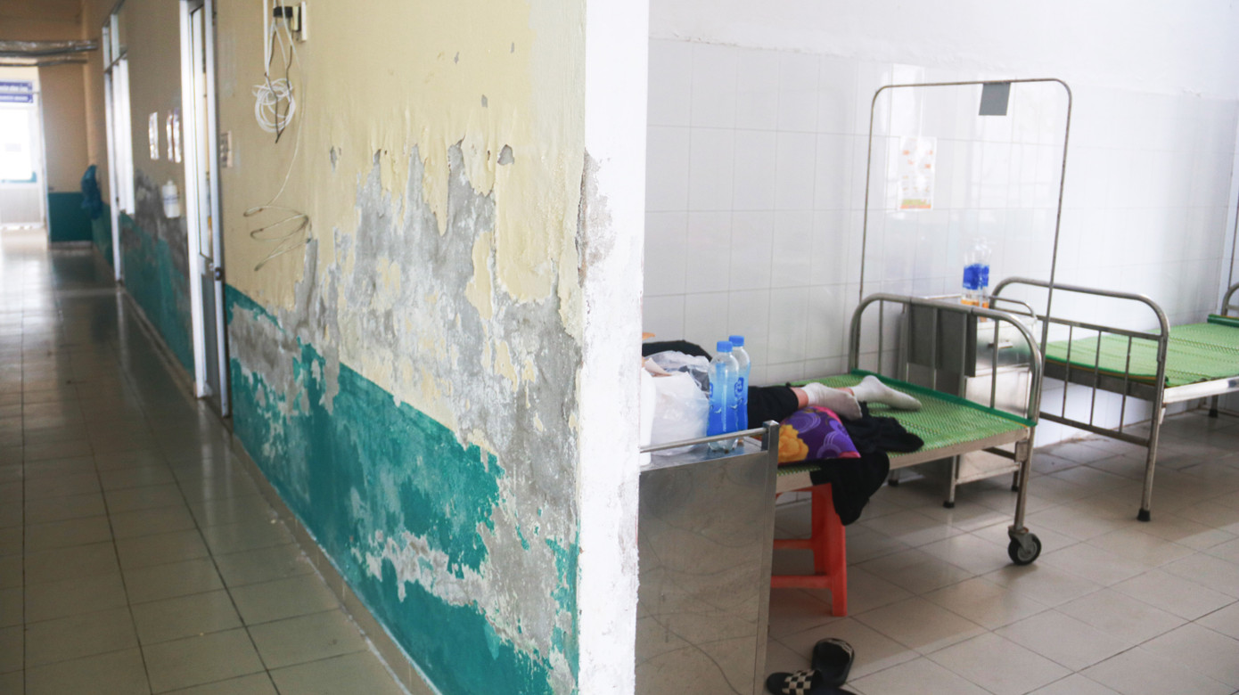 Người bệnh nằm điều trị trong điều kiện không đảm bảo khi phòng bệnh luôn có mùi ẩm mốc.