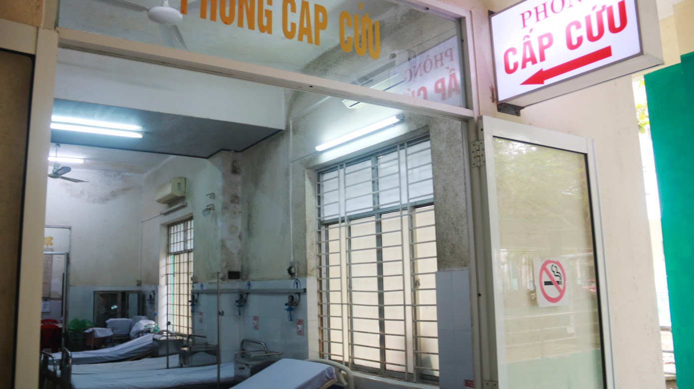Phòng cấp cứu của bệnh viện ẩm mốc, rêu mọc khắp các bức tường.