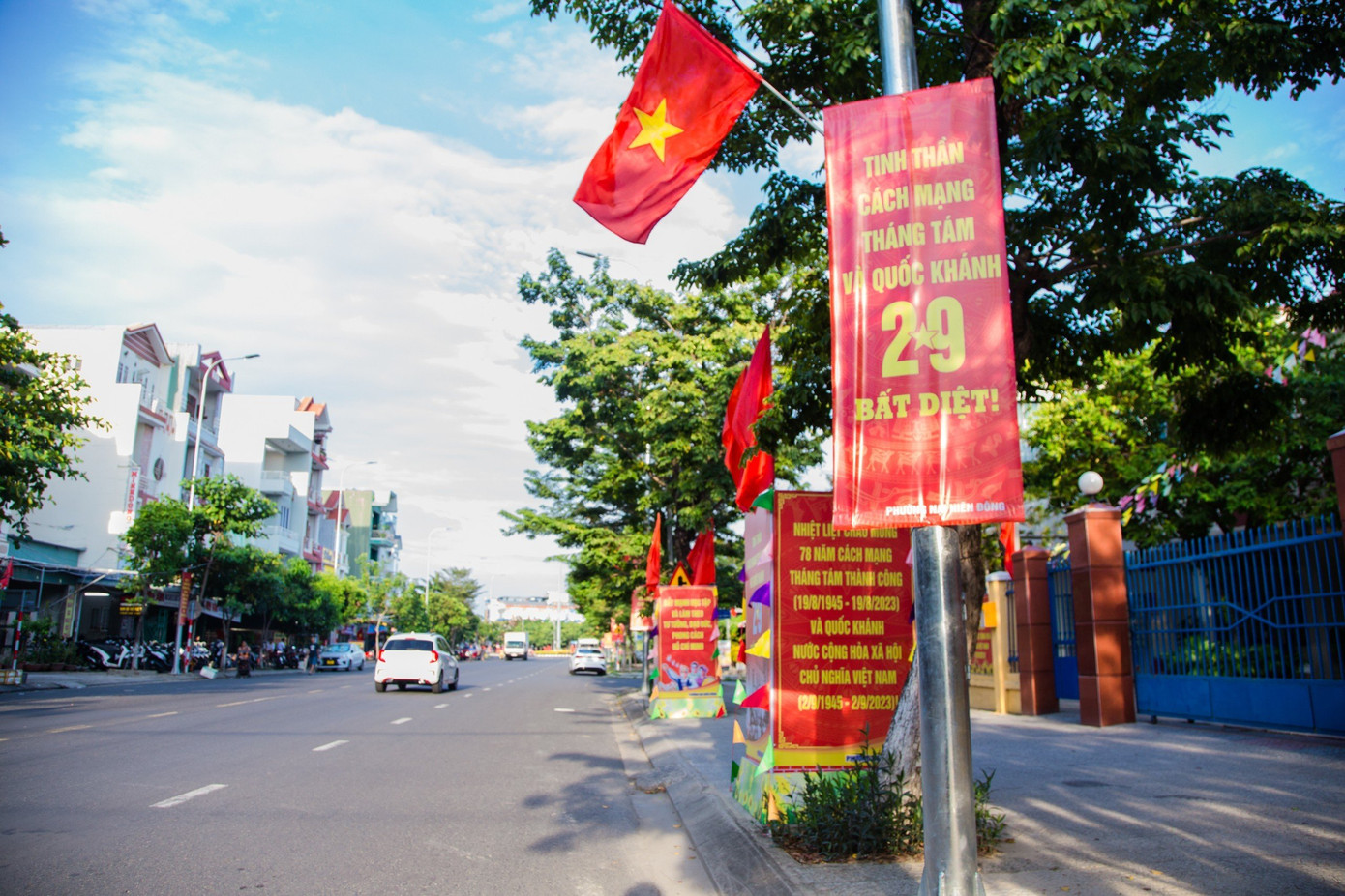 Đường Vân Đồn (quận Sơn Trà) rực rỡ cờ hoa, biểu ngữ chào mừng Quốc khánh 2/9.