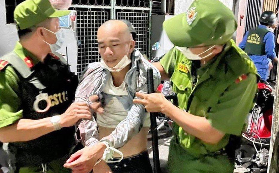 Công an khống chế đối tượng Hoàng Minh Phong ngay sau khi dùng dao đâm trọng thương vợ và mẹ vợ.