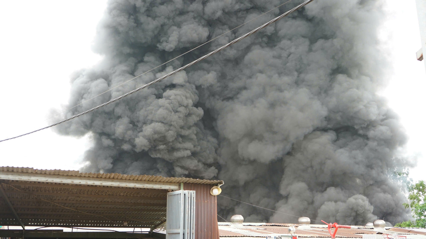 Tại hiện trường khói đen bao trùm cả một khu vực. Xưởng phế liệu nằm ở khu đất tách biệt, không có nhà dân liền kề.