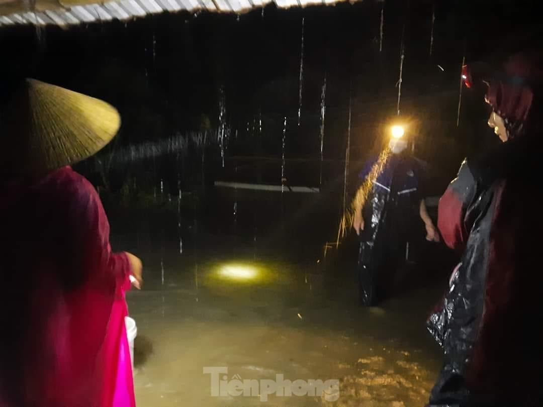 Người dân huyện Quỳnh Lưu (Nghệ An) chạy lũ trong đêm. Ảnh: Thu Hiền. Người dân huyện Quỳnh Lưu (Nghệ An) chạy lũ trong đêm. Ảnh: Thu Hiền.